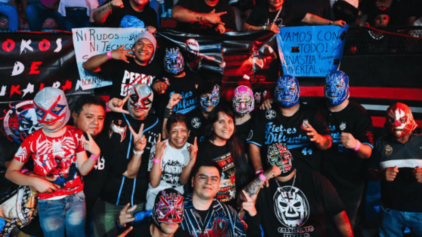 Aficionados con máscaras y pancartas