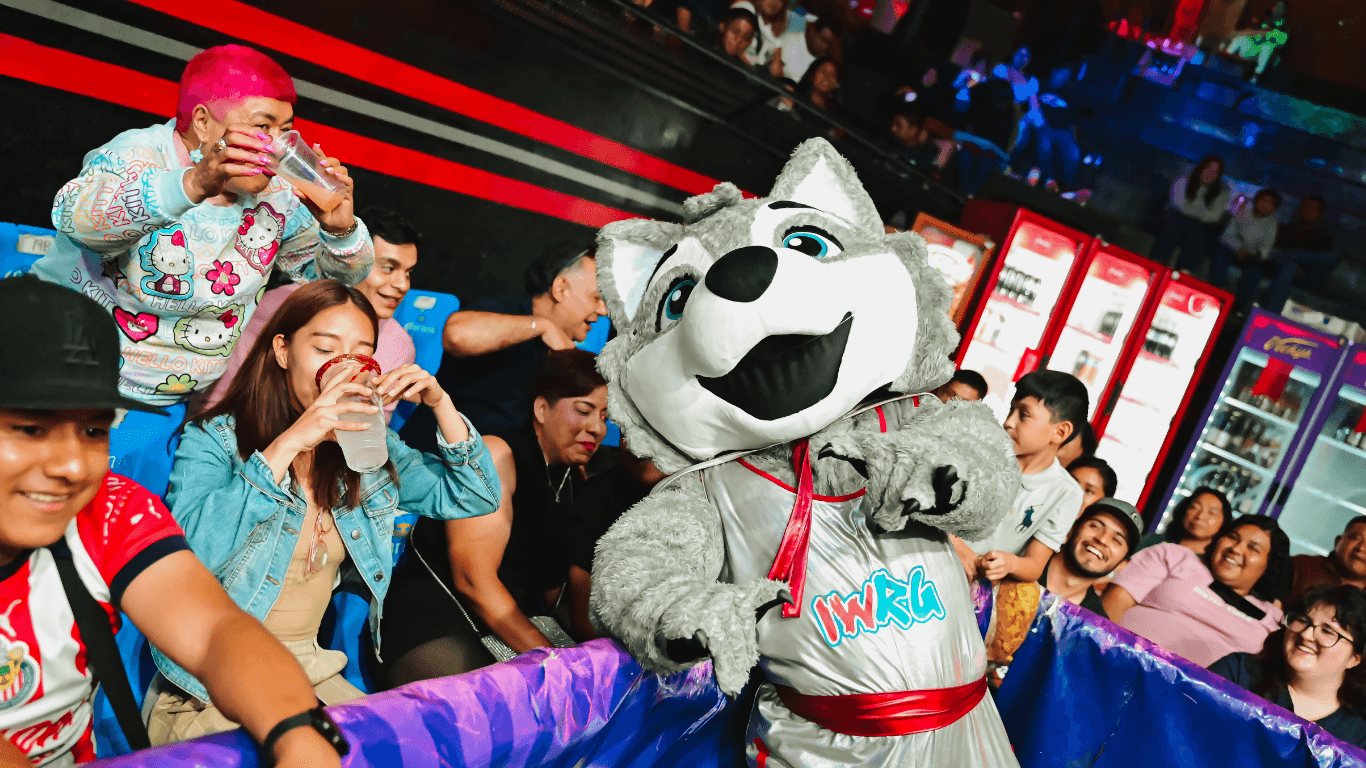 Mascota lobo de IWRG con aficionados
