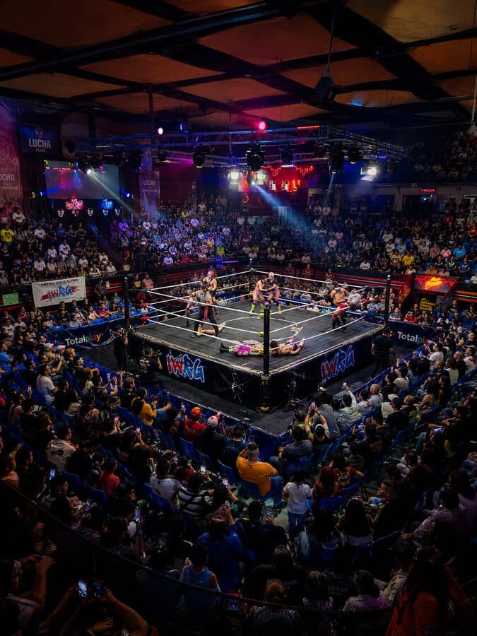 Arena Naucalpan llena durante una función de lucha libre