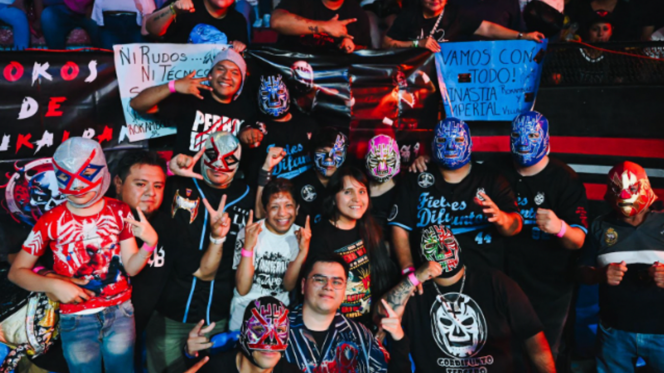 Aficionados con máscaras y pancartas