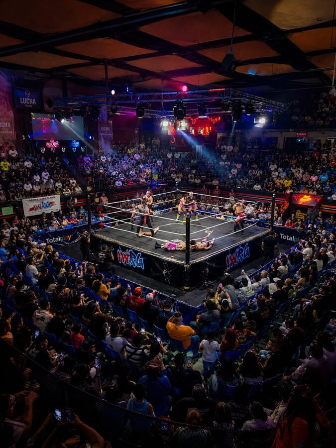 Arena Naucalpan llena durante una función de lucha libre